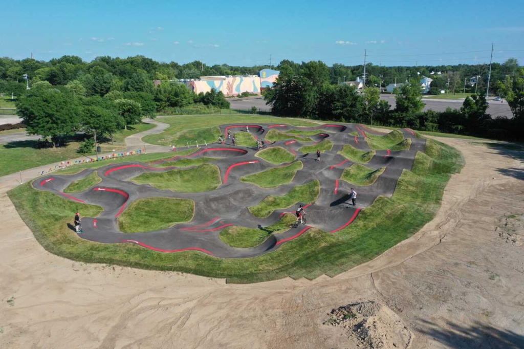 The asphalt pump track in Pointe-Saint-Charles was officially opened in July 2023 in Parc D'Argenson.