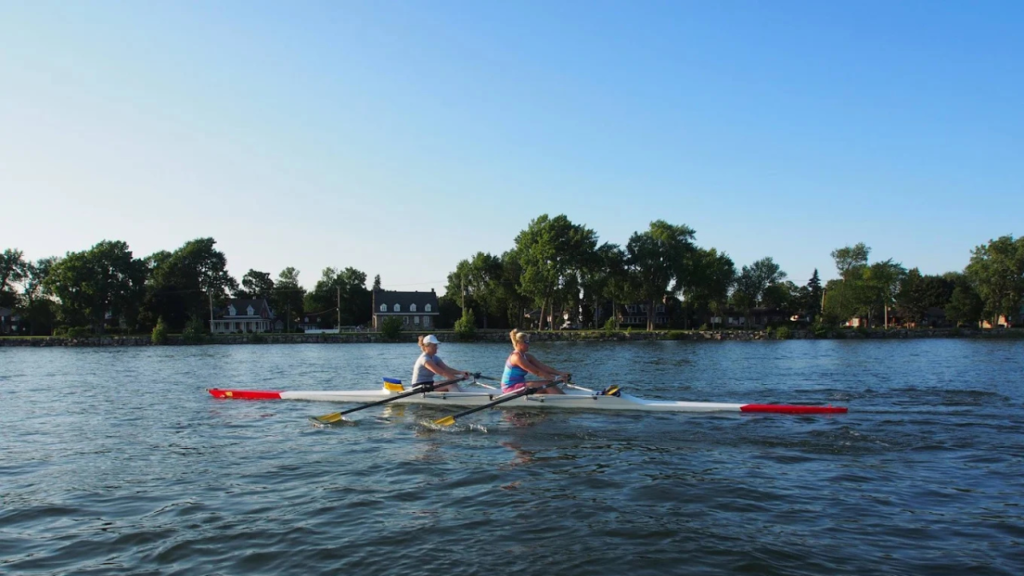 Aviron Lachine rowing club, rowing in Lac-Saint-Louis.