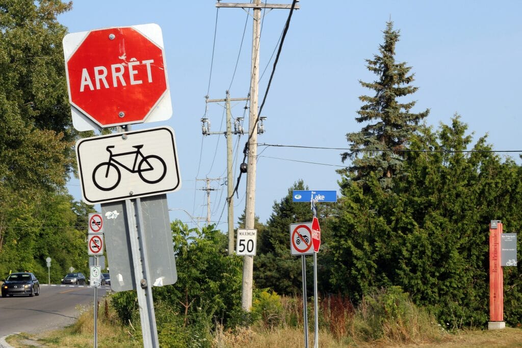 Image of a sign saying "arrêt" in Quebec
