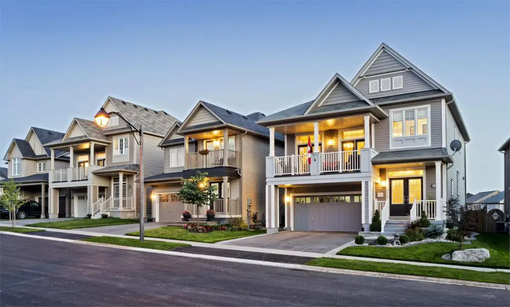 What is a monoline lender in Canada?
